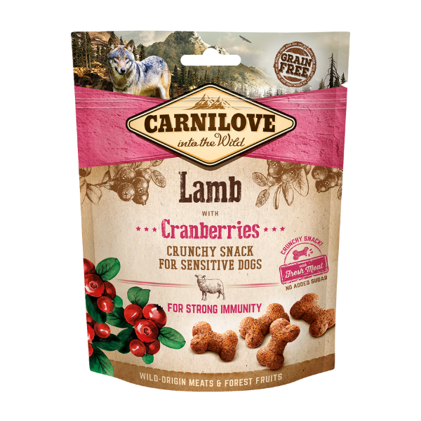 Carnilove Lamb with Cranberries crunchy snacks. Grain-free; supports immunity; wolf and forest imagery.