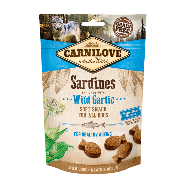 Carnilove Sardines with Wild Garlic for dogs. Soft snack, wolf image, nutritional claims, nature-themed packaging.